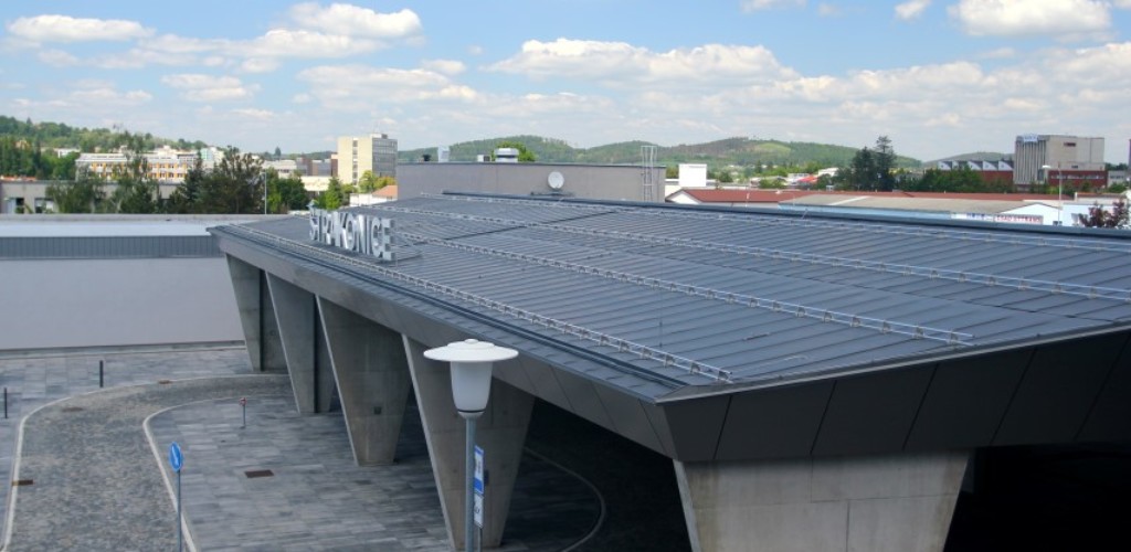 Transportterminal mit NedZink NOVA Stehfalzdach