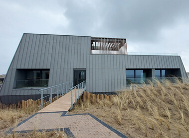 Titaanzinken ‘monoliet’ in Bloemendaalse duinen